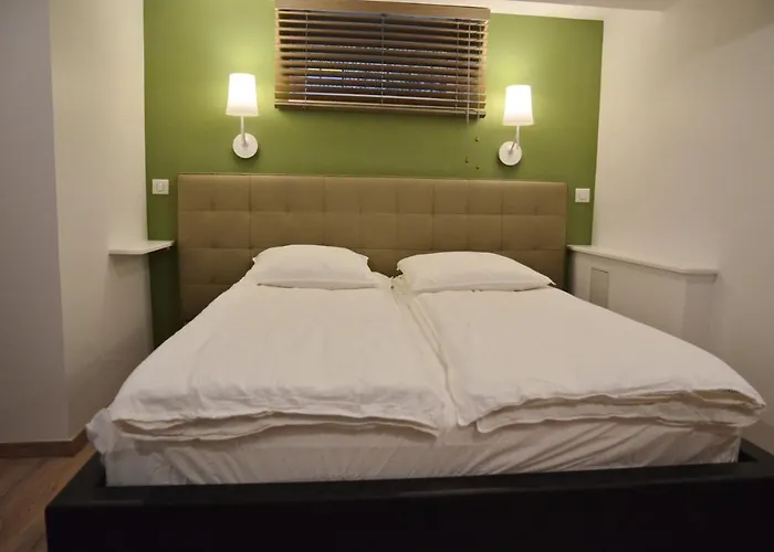 Embassy Corner 公寓 *