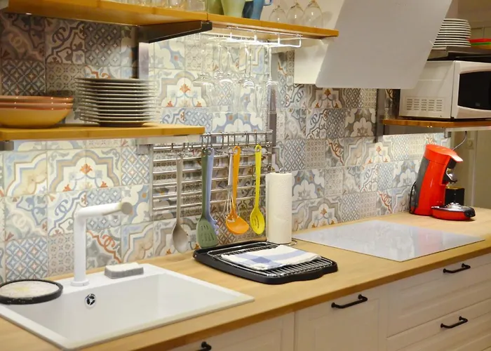 Embassy Corner Apartment *